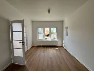 In het centrum van De Pinte vinden we deze gerenoveerde woning terug. Top gelegen nabij alle winkels en het station van De Pinte!