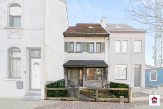 Ben je op zoek naar een instapklare woning met 3 slaapkamers en een grote tuin in een vlot bereikbare buurt? Gevonden!Deze aangename woning is...