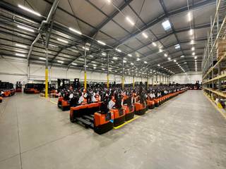 <span><span>Wilrijk Geleegweg is een goed bereikbaar logistiek complex langs de A12 (Antwerpen-Brussel). Rond de site zijn voornamelijk retailactiviteiten gevestigd. De locatie in de stadsrand van Antwerpen leent zich uitstekend voor distributieactiviteiten. De site omvat een totale bruikbare oppervlakte van 24.518m². <br /><br />Magazijn Unit 2A : magazijn 3.128m² met kantoor 47m²<br /><br />- </span></span>Top locatie, gelegen langs de A12.<br />- Deze locatie leent zich uitstekend voor distributie-activiteiten.<br />- <span>Oppervlakte: 3.128 m²</span><br /><span>- Vrije hoogte: 10 m (zadeldak)</span><br /><span>- Vloerbelasting: 4,0 T/m²</span><br /><span>- 4 laadkades</span><br /><span>- 1 sectionaalpoort</span><br /><span>- Dakisolatie en basisverlichting aanwezig<br />- 25 auro parkeerplaatsen<br />- Alarm<br />- Volledig omheind</span>