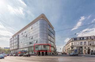 Op een uitstekende locatie aan de rand van Gentse Binnenstad bevindt zich dit lichtrijk hoekappartement op de eerste verdieping van de moderne residentie Duizend Vuren. Dankzij de grote raampartijen en de hoekligging geniet u hier van een sublieme lichtinval en een aangenaam ruimtelijk gevoel.<br /><br />Bij het betreden van het appartement komt u binnen in een ruime inkomhal die toegang biedt tot de verschillende ruimtes. De leefruimte vormt het centrale hart van het appartement en onderscheidt zich door haar open karakter en overvloed aan natuurlijk licht.<br />Aansluitend bevindt zich de volledig uitgeruste open keuken, voorzien van alle hedendaags comfort en een strakke, tijdloze afwerking – ideaal voor wie graag kookt en gasten ontvangt.<br />Verder beschikt het appartement over een praktische berging, een comfortabele badkamer en een apart gastentoilet.<br /><br />Topligging in Gent<br />Dit appartement bevindt zich op een strategische en bijzonder gegeerde locatie in Gent. Gelegen op een hoek aan een belangrijke invalsweg combineert het een vlotte bereikbaarheid met de nabijheid van het bruisende stadscentrum. U bevindt zich op korte afstand van tal van winkels, supermarkten, gezellige horecazaken en culturele hotspots.<br />Dankzij de uitstekende verbindingen met het openbaar vervoer (tram- en bushaltes op wandelafstand) en de nabijheid van belangrijke verbindingswegen, geniet u van een optimale mobiliteit, zowel binnen de stad als naar omliggende gemeenten. Daarnaast liggen ook groene zones en ontspanningsmogelijkheden binnen handbereik, wat zorgt voor een perfecte balans tussen stadsleven en rust.<br /><br />Troeven:<br />•Hoekappartement met veel lichtinval<br />•Gelegen op de 1ste verdieping<br />•Ruime leefruimte met grote raampartijen<br />•Volledig uitgeruste open keuken<br />•Praktische indeling met berging en apart toilet<br />•Uitstekende bereikbaarheid en centrale ligging in Gent<br />•Nabij winkels, horeca en openbaar vervoer<br /><br />Op zoek naar een instapklaar appartement met een moderne uitstraling op een toplocatie? Dan is dit appartement zeker een bezoek waard!