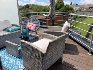 <p><span>Welkom in dit prachtige moderne appartement in Schoten met lift! </span></p><p><span> </span></p><p><span>Dit ruime appartement beschikt over twee slaapkamers. De badkamer is voorzien van bad en douche. </span></p><p><span> </span></p><p><span>De open woonkeuken is het kloppende hart van dit huis. De keuken beschikt over moderne houten kasten met elegante afwerking, praktische werkbladen. De open woonruimte profiteert van uitstekend natuurlijk licht. Grote ramen geven uit op een spectaculair balkon met panoramisch uitzicht over de buurt. </span></p><p><span> </span></p><p><span>Praktisch voordeel: het appartement is voorzien van een private garage, wat parkeren gemakkelijk en veilig maakt. </span></p><p><span> </span></p><p><span>Het interieur heeft grijze tegels, witte tegel afwerkingen en warme hout tinten die samen een verzorgde, moderne uitstraling creëren.</span></p><p><span> </span></p><p><span>Schoten biedt een perfecte ligging met goede verbindingen, winkels in de buurt en groene omgeving. Dit appartement is een geweldige keuze voor wie stijlvol, comfortabel en voordelig wil wonen.</span></p><p><span> </span></p><p><span> </span></p><p><span>- beschikbaar vanaf 1 Dec. 2026</span></p><p><span>- zeer energiezuinige EPC: 118</span></p><p><span>- maandelijkse onkosten: 115€ ( poetsen traphal en ramen voorzijde, minuterie en lift)</span></p><p><span>- garage inclusief</span></p>
