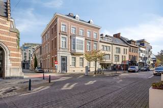 Deze ruime gelijkvloerse handelsruimte bevindt zich in een authentiek pand met een unieke uitstraling. Het gebouw maakt deel uit van de...