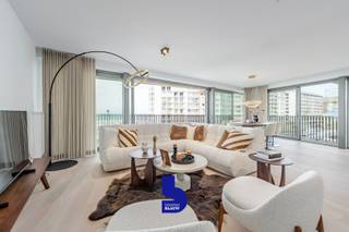 Welkom in Crystal Residence, zonder twijfel één van de meest iconische en architecturaal indrukwekkende residenties aan de Belgische kust. Dit luxueuze hoekappartement combineert een uitzonderlijke ligging, hoogwaardige afwerking en een adembenemend uitzicht op zee.<br /><br />Op slechts 50 meter van het strand geniet u dagelijks van een panoramisch zeezicht en prachtige zonsondergangen. Aan de achterzijde kijkt het appartement uit op de rustige privatieve tuin met zwembad, waardoor u het beste van twee werelden ervaart: de levendigheid van de kust en de rust van een exclusieve woonomgeving. De residentie bevindt zich bovendien in een aantrekkelijke en sterk ontwikkelende buurt die steeds meer wordt gewaardeerd als residentiële toplocatie van Oostende.<br /><br />Dankzij de hoekligging baadt de royale leefruimte de hele dag in natuurlijk licht. De ruime open keuken vormt het hart van het appartement en is volledig uitgerust met hoogwaardige Miele-toestellen, waaronder een oven, vaatwasser, koelkast, kookplaat én geïntegreerde wijnfrigo. De stijlvolle parketvloer in de leefruimte zorgt voor een warme en huiselijke sfeer, terwijl de elegante glazen deur het daglicht optimaal verspreidt doorheen het appartement en bijdraagt aan een verfijnde uitstraling.<br /><br />Ook op het vlak van afwerking werd gekozen voor absolute kwaliteit. In de badkamer zorgen Grohe-kranen en badkamermeubelen van Villeroy &amp; Boch voor een luxueuze wellnessbeleving. De royale betegeling versterkt het gevoel van comfort en exclusiviteit. Het appartement beschikt over twee volwaardige slaapkamers, waarvan één met een ensuite badkamer. Daarnaast is er een tweede ruime badkamer uitgerust met zowel een ligbad als een inloopdouche. Een apart gastentoilet en een praktische berging vervolledigen het wooncomfort.<br /><br />Een absolute troef is het uitzonderlijk ruime terras dat rondom het appartement loopt. Het terras biedt meer dan voldoende ruimte voor een grote eettafel, zodat u in alle comfort met familie en vrienden buiten kunt dineren. Dankzij de grote raampartijen tot op de vloer vloeien binnen- en buitenruimte naadloos in elkaar over, wat het gevoel van ruimte en licht nog versterkt.<br /><br />Ook de buitenafwerking van het gebouw straalt klasse uit. Het terras is uitgevoerd in architectonisch beton en de gevelbekleding combineert hoogwaardige houtaccenten met een moderne architectuur, wat resulteert in een tijdloze en luxueuze uitstraling.<br />Extra troeven:
<ul>
	<li>Uniek zeezicht op toplocatie</li>
	<li>Slechts 50 meter van het strand</li>
	<li>Privatieve tuin met zwembad</li>
	<li>2 slaapkamers en 2 badkamers</li>
	<li>Ruim zonneterras rondom het appartement</li>
	<li>Hoogwaardige afwerking met Miele, Grohe en Villeroy &amp; Boch</li>
	<li>Fietsenberging aanwezig</li>
	<li>Mogelijkheid tot aankoop van een staanplaats in het gebouw</li>
	<li>Verkoop in volle eigendom</li>
</ul>
Een uitzonderlijke woonkans voor wie op zoek is naar luxe, comfort en een ongeëvenaarde ligging aan zee.