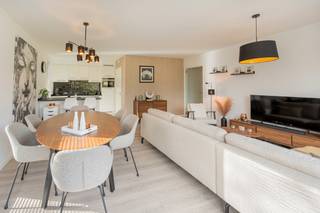 Op zoek naar een instapklaar appartement met veel licht en een ruim terras? Dit energiezuinig appartement op de tweede verdieping combineert comfort, ruimte en een centrale ligging nabij winkels, scholen en belangrijke invalswegen richting Antwerpen, Mechelen en Brussel.<br /><br />De lichtrijke leefruimte met grote raampartijen zorgt voor een aangenaam woongevoel en sluit naadloos aan op de open keuken. Deze moderne keuken is praktisch ingericht en afgewerkt met een stijlvol granieten werkblad en kwalitatieve toestellen.<br />Het ruime terras vormt een echte meerwaarde en verlengt de leefruimte naar buiten. Hier geniet u in alle rust van het buitenleven, met voldoende plaats voor een gezellige zithoek en eettafel.<br /><br />Dit 2 slaapkamer appartement beschikt over een volwaardige slaapkamer en een tweede kamer die perfect dienst kan doen als kinderkamer, bureau of dressing. De badkamer is uitgerust met een douche en dubbele wastafel in zwart porselein. Verder is er een apart gastentoilet en een ruime, praktische berging, ideaal voor extra opslag en wasvoorzieningen.<br /><br />Met een EPC-label A, vloerverwarming, isolerend dubbel glas en een energiezuinige installatie woont u hier bijzonder comfortabel én zuinig. Extra comfort wordt geboden door de aanwezige raamdecoratie en vliegenramen.<br />De elektriciteit is conform, wat dit appartement volledig instapklaar maakt.<br />Ideaal voor zowel eigen bewoning als investering.<br /><br />Een autostaanplaats is verplicht bij aan te kopen aan €25.000.<br /><br />Wacht niet te lang en plan vandaag nog uw bezoek.