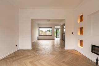 <p><strong>Instapklare, energiezuinige gezinswoning te Rijkevorsel</strong></p>
<p>Ontdek deze <strong>volledig gerenoveerde woning</strong> in Rijkevorsel. Dankzij de <strong>totaalrenovatie</strong> geniet u van een <strong>moderne afwerking</strong>, hedendaags wooncomfort en een gunstig <strong>EPC-label B</strong>.</p>
<p>Op het gelijkvloers betreedt u de woning via de inkomhal met trap naar de verdieping. De gezellige woonkamer sluit aan op de <strong>ruime leefruimte met open keuken</strong>, die dankzij de <strong>grote raampartijen</strong> geniet van veel <strong>natuurlijk licht</strong> en een mooi zicht op de tuin. De <strong>volledig uitgeruste keuken</strong> vormt het hart van de woning en biedt alle comfort voor het moderne gezinsleven. Verder beschikt het gelijkvloers over een <strong>eerste vernieuwde douchekamer</strong>, een apart gastentoilet, een praktische berging en een <strong>inpandige garage</strong>.</p>
<p>Op de eerste verdieping bevinden zich <strong>vier volwaardige slaapkamers</strong>, stuk voor stuk <strong>ruim en lichtrijk</strong>. De <strong>tweede badkamer</strong> zorgt voor extra comfort voor grotere gezinnen. Bovendien is er nog een <strong>kelder </strong>en een handige <strong>bergzolder </strong>aanwezig.</p>
<p>Daarnaast is de woning volledig uitgerust met <strong>airco’s</strong> die zowel kunnen <strong>koelen als verwarmen</strong>, wat bijdraagt aan het <strong>energiezuinige</strong> en comfortabele karakter van de woning.</p>
<p>De woning beschikt bovendien over een aangename <strong>zuidwestgerichte tuin</strong> waar u de hele namiddag en avond van de zon kunt genieten. Achteraan geniet u van een <strong>prachtig uitzicht op de omliggende velden</strong>, wat zorgt voor extra <strong>rust en privacy</strong>.</p>
<p><strong>Troeven van deze woning:</strong></p>
<ul>
<li>Energiezuinig met EPC-label B</li>
<li>2 vernieuwde badkamers</li>
<li>4 ruime slaapkamers</li>
<li>Zuidwestgerichte tuin en terras</li>
<li>Prachtig uitzicht op velden</li>
<li>Airco’s met koel- en verwarmingsfunctie</li>
</ul>