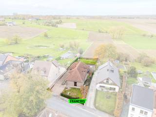 In een rustige en groene omgeving vindt u deze ruime villa uit 1977, gelegen op een perceel van net geen 10 are. De woning biedt een prachtig...