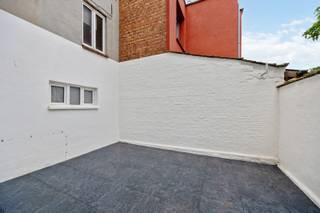 Lichtrijk volledig <strong>gerenoveerd </strong>appartement aan de '<strong>Ter Rivierenlaan</strong>' in een karaktervol gebouw met stijlvolle voorgevel. De brede groene straat verwijst naar het kasteeldomein Rivierenhof waarop de straat ten zuiden uitgeeft. Alles werd nieuw afgewerkt met degelijke, kwalitatieve materialen.<br /><br /><strong>Indeling: </strong><br />Het appartement bevindt zich op het de gelijkvloerse verdieping. De lichtrijke leefruimte vormt het hart van de woning, met een moderne open keuken en een gezellige sfeer waar je je meteen thuis voelt. Achteraan geniet je van een<strong> zalig terras</strong>, perfect voor een kop koffie in de ochtend of een ontspannen avond in alle rust. De ruime slaapkamer bevindt zich aan de voorkant, en biedt voldoende ruimte voor een bed, kast en eventueel buro. De moderne badkamer bestaat uit een lavabo met apart meubel en een inloopdouche. Het gastentoilet bevindt zich aan de inkom. Verder is er nog berging aan de keuken en een aparte kelderberging met aansluiting voor de wasmachine en droogkast. <br /><br /><strong>Bijzonderheden: </strong>
<ul>
	<li>Alg. kosten: 40 eur/mnd.</li>
	<li>Toplocatie aan de Ter Rivierenlaan – rustig én vlot bereikbaar.</li>
	<li>Beschikbaar: onmiddellijk.</li>
</ul>