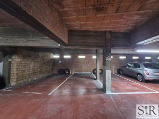 Ondergrondse autostaanplaats te huur op het Raghenoplein 15, gelegen op de Mechelse binnenring<br />Deze makkelijk toegankelijke autostaanplaats bevindt zich op een toplocatie op de Mechelse binnenring. U bereikt het centrum van Mechelen in een paar minuten en geniet van een vlotte aansluiting op de tangent en aan de ringwegen.<br /><br />Bij aanvang van de huur ontvangt u een afstandsbediening voor de automatische garagepoort. <br />De autostaanplaats is onmiddellijk beschikbaar.<br /><br />Huurprijs: €95,-/maand.<br /><br />Contacteer ons voor meer info via mail info@immosir.be of telefonisch 015/65 50 05.