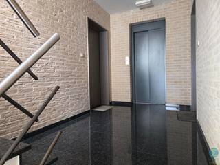 Ruim 2-slaapkamer appartement op de tweede verdieping met terras en carport in hartje Dessel, vlakbij winkels, scholen en openbaar vervoer.Dit ruime...