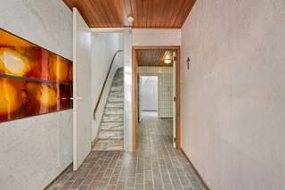 Centraal gelegen bel-étage woning vlakbij het station van Gent Sint-Pieters. Deze vroegere slagerij is voor de helft onderkelderd en heeft op het gelijkvloers een grote garage met bergruimte en koelcel. Op de eerste verdieping is er een toilet, ruime living, basis ingerichte keuken met aansluitend een wasplaats en een terras. Op de tweede verdieping zijn er 3 slaapkamers en een badkamer voorzien van een ligbad, bidet, toilet en lavabo. Op de zolderverdieping is er nog een extra kamer. Cv op mazout maar er is reeds gas aanwezig.