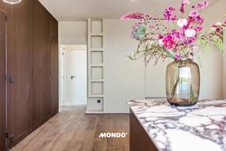Aan de begeerde Kruishofstraat in Wilrijk vindt u dit schitterende, totaal gerenoveerde appartement (100 m²). Gerenoveerd van kop tot teen...