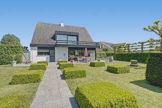 Rustig gelegen alleenstaande woning met prachtige tuin op een perceel van 980 m² in een residentiële woonwijk te Eernegem. Deze ruime gezinswoning beschikt over een bruikbare vloeroppervlakte van 264 m² en combineert comfort, licht en praktische indeling.<br /><br />Op het gelijkvloers vindt u een inkomhal met gastentoilet, een apart bureau ideaal voor thuiswerk of vrij beroep, een lichtrijke leefruimte met parketvloer en zicht op de tuin, alsook een uitgeruste keuken met ontbijthoek. De inpandige garage beschikt over een elektrische sectionale poort, aansluiting voor wasmachine, waterontharder en condenserende Bosch-ketel op aardgas.<br /><br />Op de verdieping bevinden zich 3 volwaardige slaapkamers met ingemaakte kasten en 2 badkamers, waarvan één met inloopdouche en één met ligbad. Er is de mogelijkheid voor een vierde slaapkamer te creëren. Daarnaast is er een ruime geïsoleerde stapelzolder aanwezig.<br /><br />Buiten geniet u van een groot zonneterras, een verzorgde tuin, een extra houten garage met elektrische poort én een praktisch tuinhuis met elektriciteit.<br /><br />Extra troeven:<br /><br />✔ Conforme elektriciteit tot 2046<br />✔ Elektrische screens<br />✔ Rustige en kindvriendelijke ligging<br />✔ Ingemaakte kasten<br />✔ Aparte bureau<br />✔ 2 garages<br /><br /><br />Een ideale woning voor wie op zoek is naar ruimte, comfort en een mooie tuin in een rustige omgeving.