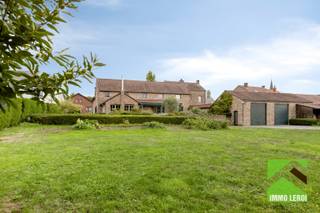 In het landelijke Mal, op korte afstand van het centrum van Tongeren, bevindt zich dit karaktervolle villa-landhuis op een uitzonderlijk perceel van 40a 56ca. Authentieke mergelsteen accenten, royale leefruimtes en een groene omgeving geven de woning haar bijzondere uitstraling. Bovendien biedt de eigendom heel wat mogelijkheden voor wie wonen en werken wil combineren.<br /><br />INDELING: <br />De woning heeft een bewoonbare oppervlakte van maar liefst 411 m² en beschikt over ruime leefvertrekken en een royale keuken. Aan de voorzijde bevindt zich een afzonderlijke kamer die rechtstreeks vanuit de inkomhal bereikbaar is en daardoor uitstekend geschikt is als kantoor, praktijk- of ontvangstruimte.<br /><br />De slaapkamers bieden eveneens veel comfort, waarbij twee slaapkamers elk over een eigen badkamer beschikken en een ruime badkamer met bad en douche. <br />Verder zijn er een ruime, koele kelder en een bijzonder grote dubbele garage, die naast het stallen van wagens ook mogelijkheden biedt als werkplaats of opslagruimte.<br /><br />De woning werd oorspronkelijk ontworpen met een horecafunctie. De combinatie van de grote keuken, leefruimtes, kelder en parkeermogelijkheden biedt daardoor ook vandaag interessante perspectieven voor een professionele invulling, uiteraard mits de nodige vergunningen.<br /><br />Buiten geniet je vooral van ruimte en privacy. Het perceel biedt plaats voor meerdere wagens en ligt midden in het groene landschap van de Jekervallei, terwijl Tongeren vlot bereikbaar blijft.<br />Achteraan het perceel is er toegang tot het fietspad langs de Jeker.<br /><br />TROEVEN<br /> x Perceel van maar liefst 40a 56ca;<br /> x Karaktervolle architectuur met mergelstenen accenten;<br /> x Afzonderlijke kantoor-, praktijk- of ontvangstruimte;<br /> x Zeer ruime dubbele garage en kelder.<br /><br />Lijkt deze woning wel iets voor jou? Plan dan snel een bezoek door te bellen naar 012 23 00 23 of stel je vragen aan roland@immo-leroi.be.