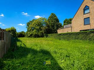 <p><span>Bouwgrond van 613 m² met gunstige ligging en ontwikkelingspotentieel<br /></span><span><br />Bent u op zoek naar een bouwperceel? Dan is deze bouwgrond van 613 m² zeker het ontdekken waard.<br /><br />Er zijn geen verkavelingsvoorschriften en het perceel valt niet binnen een Ruimtelijk Uitvoeringsplan (RUP).<br /><br />De grond is gedeeltelijk gelegen in woongebied en gedeeltelijk in agrarisch gebied. Bebouwing is mogelijk mits het verkrijgen van een omgevingsvergunning.<br /><br />Volgens de beschikbare stedenbouwkundige informatie lijkt zowel een eengezinswoning als een meergezinsontwikkeling tot de mogelijkheden te behoren. Kandidaten die een project wensen te ontwikkelen, wordt aangeraden om hun plannen vooraf af te stemmen met de bevoegde overheidsdiensten en de haalbaarheid te laten bevestigen via een omgevingsvergunning aanvraag.<br /><br />Een interessante opportuniteit voor zowel particuliere bouwers als investeerders die op zoek zijn naar een perceel met potentieel op een aantrekkelijke locatie.</span></p>