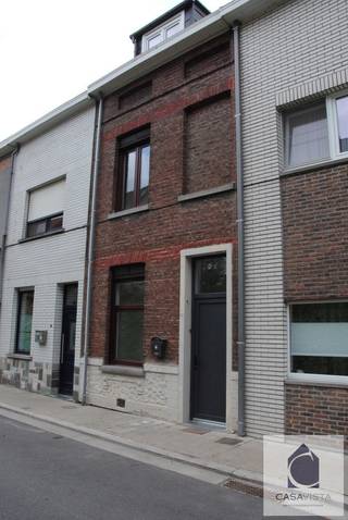 Instapklare gezinswoning met 4 slaapkamers, tuin en EPC C in Geraardsbergen
Bent u op zoek naar een ruime, instapklare woning op een centrale ligging in Geraardsbergen? Dan is deze volledig gerenoveerde rijwoning beslist een bezoek waard! Gelegen in de Pachtersstraat 95, vlak bij winkels, scholen, openbaar vervoer en het centrum, combineert deze eigendom ruimte, comfort en een uitstekende bereikbaarheid.
De woning beschikt over een bewoonbare oppervlakte van ongeveer 135 m² en is ingedeeld over vier niveaus. U geniet van een aangename leefruimte, een functionele keuken, vier volwaardige slaapkamers en een badkamer. Dankzij de grondige renovatie biedt deze woning een hedendaags wooncomfort met een verzorgde afwerkingsgraad.
Met een perceeloppervlakte van 130 m² beschikt u bovendien over een gezellige buitenruimte waar u in alle rust kunt genieten van zonnige dagen. De woning bevindt zich in een residentiële buurt aan de stadsrand, op wandel- en fietsafstand van tal van voorzieningen. De uitstekende Mobiscore van 8,9/10 onderstreept de gunstige ligging.
Ook qua energie scoort deze woning degelijk, met een EPC-label C (236 kWh/m² jaar). Daarnaast is de elektrische installatie conform, wat een belangrijke troef vormt voor toekomstige eigenaars.
Extra pluspunten:
- 4 slaapkamers
- Volledig gerenoveerde woning
- EPC-label C
- Conforme elektriciteit
- Perceel van 130 m²
- Geen overstromingsgevoelig perceel (P-score A, G-score A)
- Geen voorkooprecht van toepassing
- Centrale ligging nabij winkels, scholen en openbaar vervoer
Kortom: een ruime en verzorgde gezinswoning die perfect geschikt is voor wie comfortabel wil wonen op een vlot bereikbare locatie in Geraardsbergen. Een bezoek zal u ongetwijfeld overtuigen!
