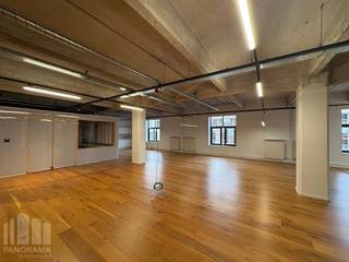 Fantastisch gelegen kantoor van 274 m² te huur op hippe locatie nabij <strong>Dok noord </strong>en het bruisende stadscentrum van Gent, met een uitstekende aansluiting op de Gentse binnenring. De bereikbaarheid is uitstekend dankzij het openbaar vervoer in de buurt. Het station Gent-Dampoort bevindt zich op slechts 1 kilometer wandelafstand.<br /><br />De instapklare kantoorruimte bevindt zich op de eerste verdieping en bestaat uit een ruime <strong>open space</strong> met een flexibele indeling. De ruimte kan naar eigen wens worden ingericht. Daarnaast beschikt het kantoor over een kitchenette, een aparte belruimte, moderne ledverlichting en sanitaire voorziening aanwezig. Tevens zijn er voldoende <strong>parkeermogelijkheden</strong>.<br /><strong>Onmiddellijk beschikbaar!</strong><br /><br />Neem vandaag nog contact op met <strong>PANORAMA B2B GENT KANTOREN</strong> voor meer informatie of om een vrijblijvend plaatsbezoek in te plannen via het nummer<strong> 0477 44 39 30</strong>.