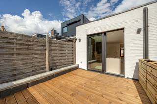 <p>Appartement en duplex superbement rénové à Ekeren-Donk.<br />Rénovation complète et économe en énergie avec des matériaux haut de gamme.<br />À quelques pas des commerces, des écoles et des transports en commun.<br />Agencement : V1 : très grand salon avec parquet à chevrons, cuisine ouverte entièrement équipée avec tous les appareils électroménagers, WC invités ; V2 : salle de bains avec douche à l'italienne pratique et espace pour la machine à laver, 2 chambres.<br />Atouts : sans amiante, installation électrique conforme, EPC « A » (panneaux solaires privatifs inclus), compteurs individuels –> charges communes peu élevées<br />Cave de rangement incluse </p>