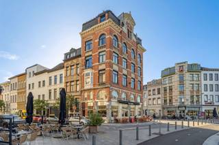 <p>Aan de Cuylitsstraat 119 woon je niet zomaar op het Zuid, maar erboven. Op de derde verdieping van een karaktervol, kleinschalig gebouw wacht een appartement waar architectuur, licht en uitzicht de hoofdrol spelen. Met het iconische Vlinderpaleis recht voor je raam en het Zuid als dagelijkse habitat.</p><p>Hier maken vooral de volumes het verschil. De witgeschilderde balkenstructuur, hoge plafonds, grote boogramen en accenten in zichtbare baksteen geven het appartement zijn eigen architecturale karakter. Dankzij de vele raampartijen valt het daglicht van verschillende kanten binnen en wordt Antwerpen haast onderdeel van het interieur.</p><p>• Toplocatie op het Antwerpse Zuid<br />• Derde verdieping met weids stadszicht<br />• Frontaal zicht op het iconische Vlinderpaleis<br />• Bijzondere architectuur met hoge plafonds en balkenstructuur<br />• Lift<br />• Kleinschalig gebouw</p><p>De leefruimte is open, ruim en allesbehalve doorsnee. Wonen, tafelen en koken vloeien in elkaar over, terwijl de ramen het uitzicht voortdurend naar binnen trekken. De strakke maatkeuken met groot natuurstenen kookeiland vormt het centrale punt: veel werkruimte, veel bergruimte en minstens even geschikt voor een snel ontbijt als voor een lange avond met vrienden.</p><p>De slaapkamer volgt dezelfde architecturale lijn, met royale raampartijen, hoge plafonds en voldoende ruimte voor een uitgebreide dressing. Verder zijn er een badkamer met inloopdouche en een praktische, afzonderlijke wasberging.</p><p>En buiten? Zuidpark, KMSKA, Scheldekaaien, M HKA, restaurants, koffiebars en galeries liggen allemaal op wandelafstand. Hier koop je dus niet alleen een appartement, maar vooral een plek midden in een van de leukste stukken Antwerpen.</p><p>New York heeft zijn skyline. Hier krijg je Antwerpen gewoon ingekaderd vanuit je woonkamer.</p><p>Benieuwd of het uitzicht in het echt nog beter is? Plan je bezoek via Sinjoor of bel 03 283 05 00.</p>