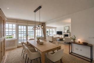 Exclusieve gezinswoning met 3 riante slaapkamers, 3 badkamers, bureau en hobbyruimte op perceel van 1735m² aan de mooiste kant van privatief...