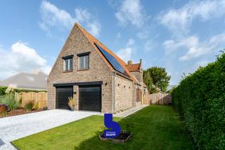 Welkom in deze prachtig gerenoveerde woning waar ruimte, licht en comfort samenkomen.<br /><br />Bij het binnenkomen word je meteen ondergedompeld in een majestueuze inkomhal die toegang biedt tot de dubbele garage, het gastentoilet, de warme keuken en de lichtrijke leefruimte.<br />De luxueuze keuken met hoogwaardige toestellen en een elegant marmeren werkblad vormt het hart van de woning. Eén ding is zeker: hier wil je blijven tafelen, koken en genieten.<br />De leefruimte baadt in het licht dankzij grote raampartijen en biedt een adembenemend zicht op de tuin, de ideale plek om tot rust te komen of gasten te ontvangen.<br />Op het gelijkvloers bevindt zich bovendien een ruime bureauruimte, perfect als thuiswerkplek, hobbyruimte of extra slaapkamer.<br /><br />Op de verdieping wachten drie royale slaapkamers die stuk voor stuk uitnodigen tot ontspanning. Eén kamer is uitzonderlijk groot en kan eenvoudig worden opgesplitst, ideaal voor wie droomt van een extra slaapkamer, dressing of speelkamer.<br />De stijlvol afgewerkte badkamer met dubbele douche tilt comfort naar een hoger niveau. Daarnaast zijn er nog een praktische berging en een zolder, perfect voor extra opslag.<br /><br />De woning werd grondig gerenoveerd en recent voorzien van nieuwe ramen.<br />Dankzij 16 zonnepanelen en een thuisbatterij woon je hier energiezuinig en toekomstgericht.<br /><br />Het huidige EPC bedraagt 353 kWh/(m² jaar), maar met de installatie van een warmtepomp kan dit verbeterd worden tot 156 kWh/(m² jaar).<br />Bovendien beschikt de woning over een blanco elektrische keuring – zorgeloos wonen gegarandeerd.<br /><br />Ben jij klaar om deze woning jouw nieuwe thuis te noemen?<br />Laat je droom werkelijkheid worden en contacteer ons vandaag nog voor een bezoek.<br />Dit is geen huis, dit is een beleving. 🏡✨