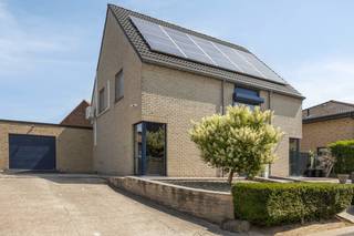 Deze prachtige woning is gelegen in het pittoreske Roosdaal en biedt alle comfort en luxe die je maar kunt wensen. .<br /><br />Indeling: <br />Benedenverdieping: Inkomhal, bureau, toilet, ruime woonkamer, keuken en berging<br />1ste verdieping: Ruime nachthal, 3 slaapkamers, aparte toilet en badkamer<br />2e verdieping: Zolderruimte<br /><br />Achteraan bevindt zich een zonnige, onderhoudsvriendelijke tuin met een garage.<br /><br />De ligging van de woning is ideaal, met alle voorzieningen op korte afstand. Of je nu wilt winkelen, sporten of genieten van de natuur, alles is binnen handbereik.<br /><br />Voor meer info en bezoeken: <br />Antony@woonkantoor.be<br />tel: 0473.63.93.69