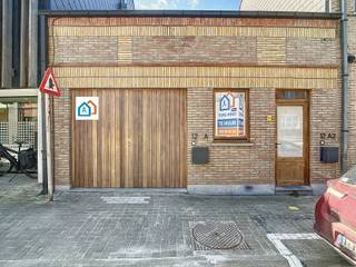 In het hart van Gooik vind je deze veelzijdige ruimte van 85 m², ideaal als winkelruimte, kantoor of atelier. Dankzij de centrale ligging in het...