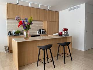 ENKEL BEZOEKEN MOGELIJK DOOR ONDERSTAANDE LINK VOLLEDIG EN CORRECT IN TE VULLEN: https://mijnhuurprofiel.be/property/3189b5a3-7652-4eba-a135-736a6f54216c/login<br /><br />Het appartement is gelegen op de 2de en 3de verdieping en is bereikbaar via de lift.<br /><br />Indeling: inkomhal met ingemaakte kasten en gastentoilet, ruime, lumineuze leefruimte met schuiframen naar het terras vooraan, volledig geïnstalleerde open keuken in eik met toestellen van Miele en een kookeiland met travertin werkblad, achteraan twee slaapkamers met ingemaakte kasten en badkamer in travertin met bad, inloopdouche en dubbele wastafel. Trap in natuursteen leidt naar de etage of derde verdieping met een aparte ruimte te gebruiken als bureel/zithoek/bibliotheek/tv-hoek... en terras vooraan. Aan de achterzijde bevindt zich de masterbedroom met ingemaakte kasten en ensuite badkamer in natuursteen travertin met inloopdouche, wastafel en toilet. De masterbedroom heeft een terras aan de achterzijde. <br /><br />Maandelijkse kosten: € 120 per maand voor het onderhoud en de elektriciteit van de gemene delen en de lift. <br />Alle nutsvoorzieningen zijn individueel door de huurder af te sluiten.<br /><br />Bijzonderheden:<br />- Ligging in het centrum van Schilde tegenover het oude gemeentehuis en vlakbij winkels en handelaren<br />- Lift voorzien in het gebouw<br />- Vloerverwarming en airco voorzien in het appartement<br />- Natuurstenen vloer in travertin<br />- Een toilet aanwezig op elke etage<br />- Twee badkamers waarvan één met bad, inloopdouche en dubbele lavabo. De andere badkamer heeft enkel inloopdouche en lavabo<br />- Er zijn drie terrassen in totaal waarvan één aan de woonkamer (voorkant tweede verdieping) en twee terrassen op de derde verdieping (voor- en achterkant)<br /><br />Het appartement is beschikbaar vanaf 1 januari 2027. <br /><br />Voor meer info of een bezoek ter plaatse kan u, ook buiten de kantooruren en tijdens het weekend, vrijblijvend contact opnemen met Lieselotte via lieselotte@reds.