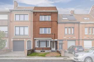 Dans la Hugo Verriestlaan, nous trouvons cette maison prête à emménager à vendre avec 3 chambres. Grâce à son emplacement, la ville et les...