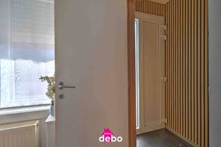 <strong>Charmante woning met mooie tuin</strong><br />Deze woning in de Brugsesteenweg 61 in Kortrijk beschikt over ongeveer 130 m² bewoonbare oppervlakte en een aangename tuin.<br /><br />Binnenin biedt de woning verschillende leefruimtes, slaapkamers, keuken en badkamer. Achteraan geniet u van een mooie westgerichte tuin, ideaal om in alle rust te ontspannen.<br /><br />Met de nodige opfrissing kan dit opnieuw een mooie en gezellige woning worden met heel wat charme.<br /><br />Om uw bezoek in te plannen. <strong>Bel me 0495 53 48 65 </strong><br />