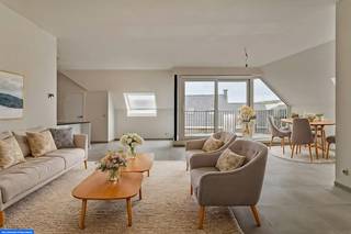 Dit lichtrijk nieuwbouwappartement is gelegen in residentie Rembrandt op centrale ligging in Wielsbeke. Het afgewerkt appartement geniet van 2 kamers, een totale woonoppervlakte van ca. 121m² en terras van ca. 11m². INDELINGInkom - berging - lichtrijke leefruimte met zithoek en eethoek - open keuken (oven, vaatwas, kookplaten, frigo) - berging bij keuken - nachthal - apart toilet - slaapkamer 1 - slaapkamer 2 - badkamer (douche, bad en dubbele lavabo) - terrasEr worden 5 zonnepanelen geïnstalleerd om een E-peil onder E20 te behalen.TROEVEN- Energiezuinig- Centrale ligging- Kleinschalig gebouw- Aangename terrassen - Openbare parking naast het gebouw- Gemeenschappelijke fietsenberging- Mogelijkheid aankoop garage en/of bergingMogelijkheid om aan te kopen onder 6% btw!