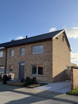 Deze gezinswoning biedt een praktische indeling met vier slaapkamers en twee badkamers, ideaal voor wie op zoek is naar comfort en ruimte. Gelegen...