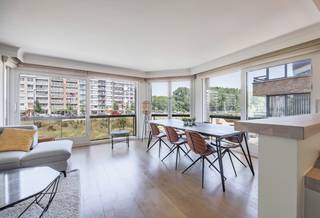 Dit instapklare hoekappartement op de tweede verdieping combineert een aangename woonbeleving met een centrale ligging op wandelafstand van de zee. Dankzij de hoekligging geniet het appartement van een overvloed aan natuurlijk licht en een mooi, weids uitzicht op de vernieuwde wandelboulevard van Heist.<br /><br />De kleinschalige residentie, bestaande uit slechts vier appartementen, zorgt voor een rustige en aangename woonomgeving. Bovendien bevindt u zich op slechts ongeveer 250 meter van de zeedijk.<br /><br />Ook de ligging is een absolute troef. Het appartement bevindt zich vlak bij het Directeur-Generaal Willemspark en in de onmiddellijke omgeving van winkels, supermarkten, horecazaken en openbaar vervoer. De kusttram ligt op wandelafstand en biedt een vlotte verbinding langs de volledige Belgische kust.<br /><br />Indeling:<br />- Inkomhal,<br />- Lichtrijke leefruimte met gezellige zit- en eethoek,<br />- Open, volledig uitgeruste keuken,<br />- Praktische berging,<br />- Ruime eerste slaapkamer,<br />- Badkamer met inloopdouche, wastafel en toilet,<br />- Ruime tweede slaapkamer,<br /><br />Dit appartement is de ideale keuze als vaste woonst, tweede verblijf of investering aan de kust. De combinatie van een instapklare afwerking, een lichtrijke hoekligging en een centrale locatie maakt van dit een bijzonder aantrekkelijk aanbod.<br /><br />Interesse? Neem vandaag nog contact met ons op voor meer informatie of een bezoek en ontdek zelf de vele troeven van dit prachtige hoekappartement.