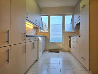 Ruim appartement van 130 m² ( 116 m² effectieve leefruimte ) met 3 slaapkamers en een living van 42 m².Het appartement ligt in het centrum van Lummen...