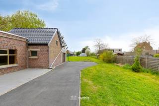 VALIMMAS verkoopt deze welgelegen, verzorgde driegevelwoning met garage en grote tuin, ideaal georiënteerd naar het zuidwesten.... Het...