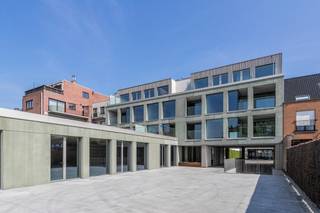 <p><strong>Op zoek naar kantoor/ commerciële ruimte op toplocatie in Waregem?</strong><br /><br />In  &amp;quot;residentie Cavallo&amp;quot; in de Holstraat in Waregem, vind je deze kantoorruimte met een oppervlakte van 71 m². Deze commerciële ruimte kan op vandaag nog uitgebreid worden tot 442 m². Aan parkeermogelijkheden geen gebrek, want bij dit kantoor hoort er een bovengrondse parkeerplaats en is er de mogelijkheid om in de straat of op de parking van de Hippodroom te parkeren. Momenteel kan je, indien gewenst, nog ondergrondse parkeerplaatsen bijkopen. Deze kantoorruimte is vlot bereikbaar en ligt in de nabijheid van E17 en de verbindingswegen naar Kortrijk, Zulte....<br /><br />Deze ruimte wordt casco verkocht.<br /><br />Het gebouw werd ontworpen door architecten Goedefroo + Goedefroo. Zij kozen voor een tijdloze uitstraling van het gebouw.  Residentie Cavallo wordt op een duurzame manier voorzien van een basis koeling en verwarming. (betonkernactivering) Deze installatie wordt aangedreven door zonnepanelen.  </p>

<ul><li>E-peil 40</li><li>plafonds met een hoogte van 3 m </li><li>voldoende lichtinval door het doorzonprincipe</li><li>afzonderlijke toegang </li></ul>

<p>Heeft u vragen of wenst u een bezoek aan deze handelsruimte?  Neem vrijblijvend contact met ons op. <br /> </p>

<p>Voor voorwaarden bel kantoor 056611010</p>

<p> </p>