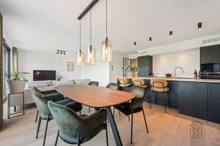 Te koop: charmant, mooi afgewerkt appartement met zuidgericht terras in centrum Waregem. In het centrum van Waregem bevindt zich dit recent appartement (2021). INDELING: inkom en toilet, lichtrijke ruime leefruimte met open geïnstalleerde keuken met eiland, uitgevend op een ruim zuidgericht terras (genietend van zicht op groen), nachthal, badkamer, extra toilet, berging, en 2 volwaarde slaapkamers. Gelegen pal in het hart van de stad. Wat maakt dit pand uniek?De leefruimte geniet van een overvloed aan natuurlijk licht en vormt samen met de open keuken een aangename en open woonomgeving. Grote schuiframen (met elektrische zonnewering) zorgen voor een vlotte overgang naar het ruime, zuidgerichte terras van ca. 38 m². Het appartement beschikt over twee volwaardige slaapkamers, een moderne badkamer met inloopdouche, twee toiletten en praktische berging. Met een EPC-label A geniet je bovendien van een energiezuinig en toekomstgericht wooncomfort.Er is de mogelijkheid om een garagebox met elektrische poort bij aan te kopen.Voor wie is dit ideaal?Ideaal voor mensen of investeerders die op zoek zijn naar een modern en energiezuinig appartement met een ruim terras, op een toplocatie in Waregem.Te koop via Immo Beguin, jouw vastgoedexpert sinds 2009, met kantoren in Ronse, Waregem, Kortrijk, Deinze, Doornik en Lessines.Meer info of bezoek via charlotte@immobeguin.be
