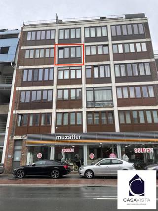 COMPACTE STUDIO ZONE DAMPOORT GENT. Op de vierde verdieping van de residentie "SVENSKA", gelegen langs de Antwerpsesteenweg te Sint-Amandsberg, vind je deze basic vernieuwde studiokamer met slaaphoek voor dubbel bed, sanitaire ruimte met wastafel en douche, kitchenette en leefruimte. Dit alles op 32m2 maar zeer knus. Verbouwd met zeer goed te onderhouden materialen. Klein maar Fijn. Momenteel verhuurd voor 625 euro. Huurder met zeer goede referentie die graag zou blijven. Laatste gemeenschappelijke kosten = 306euro per trimester. Energiezuinig met EPC van klasse B : 162 kWh/m2/jaar. Elektriciteit conform. CONFORMITEITSATTEST VERHUUR AANWEZIG. Zeer rendabel. Vraag snel een individueel bezoek met Vastgoedmakelaar Cedric Bel naar kantoor te Gent (Ekkergem) of Geraardsbergen via 054 41 25 00 