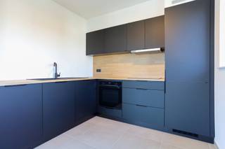 Dit splinternieuw appartement is centraal gelegen, nabij het centrum van Beveren en combineert een modern design met hedendaags wooncomfort.Het...