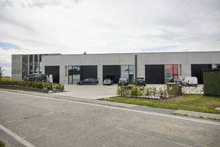 Op de hoek van de Koolskampstraat met de Meiboomstraat in Zwevezele (Wingene) realiseerde Danneels bedrijvenpark 'De Meiboom' bestaande uit 5 polyvalente units. Momenteel wordt unit 5 te huur aangeboden.  <br /><br />Deze nieuwbouw KMO- loods is 184 m² groot en alle gebruikelijke individuele voorzieningen (water, regenwater, 3-fasige elektriciteit, proximus- en telenetaansluiting, …) zijn aanwezig . De unit wordt voorzien van een automatische sectionaalpoort en een toegangsdeur met ruime glaspartij. Bij deze unit horen twee toegewezen parkeerplaatsen. Op de site zijn nog 6 publieke parkeerplaatsen. <br /><br />De maandelijkse huurprijs bedraagt € 895 (excl. btw en gemeenschappelijke lasten) per unit. Er wordt een huurovereenkomst afgesloten van onbepaalde duur.