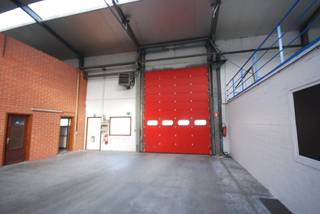 IZEGEMSEAARDEWEG 144/2 - ROESELARE<br /><br />Deze instapklare loods biedt tal van mogelijkheden voor productie, opslag of showroom. Uitgerust met een gepolierde betonvloer, geïsoleerd dak en een hoogspanningscabine voor hoog elektrisch vermogen.<br /><br />De indeling omvat een voorportaal, 3 burelen, een toonzaal of vergaderruimte en een sanitaire kern. De loods is voorbereid voor de montage van rolbruggen, wat ze ideaal maakt voor industriële toepassingen.<br /><br />Bovendien is er ruime parkeergelegenheid voor ca. 20 wagens.<br />Functionele ruimte met sterke troeven op een vlot bereikbare locatie.<br /><br />Voor meer info en/of plaatsbezoek, aarzel niet ons te contacteren.