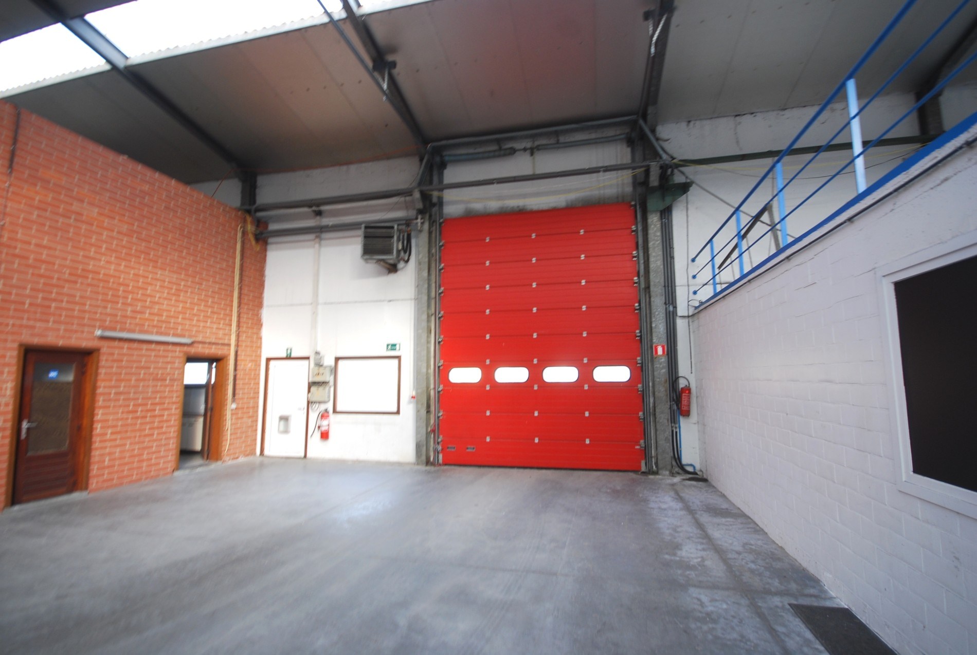 VEELZIJDIGE RUIME LOODS VAN 1150 M² MET BURELEN EN TOONZAAL - foto 3