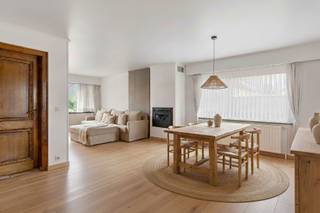 <p><strong>Lichtrijk Wonen met Sfeer, Ruimte en Toekomstpotentieel</strong><br /><strong>Richtprijs €415.000 – Beschikbaar vanaf akte</strong></p><p><strong>Wonen met licht & hoogte</strong><br />Binnenkomen doe je in een leefruimte met <strong>hoge plafonds</strong> en royale lichtinval; de <strong>pelletkachel</strong> zorgt voor sfeer op koude dagen. De <strong>open keuken (2017)</strong> sluit naadloos aan op de eetruimte—ideaal voor wie graag kookt en ontvangt. Dankzij de <strong>zuid-west georiënteerde achtergevel</strong> geniet je tot ’s avonds laat van de zon.</p><p><strong>Comfort op elk niveau</strong><br />Elk verdiep beschikt over een <strong>eigen badkamer met bad-douchecombinatie en toilet</strong>—in totaal <strong>drie toiletten</strong>. De woning werd <strong>licht gerenoveerd in 2005</strong>, de <strong>gevel gezandstraald in 2020</strong>: fris, verzorgd en meteen bewoonbaar.</p><p><strong>Slaap- & werkruimte met opties</strong><br />Je telt <strong>drie ruime slaapkamers</strong>, waaronder een <strong>ruim ingerichte zolderkamer</strong>—perfect als master, thuiskantoor of studio. De <strong>halfopen bebouwing</strong> biedt rust en privacy zonder in te boeten aan licht en ruimte. Deze woning ademt potentieel: stijlvol wonen nu, met groeimarge voor morgen.</p><p><strong>Buitenleven & parkeren</strong><br />De <strong>noord-oost voorgevel</strong> houdt de woning koel bij warme dagen; de <strong>zuid-west tuin</strong> vangt maximale zon. <strong>Garagebox voor 1 wagen</strong> en <strong>oprit voor 2</strong> zorgen voor zorgeloos parkeren. De onderhoudsvriendelijke buitenruimte is klaar voor loungehoek, moestuin of speelplek.</p><p><strong>Ligging die klopt</strong><br />Je woont hier in een <strong>rustige buurt</strong> waar <strong>groen en water</strong> om de hoek liggen: heerlijk wandelen of joggen langs de Nete en door de omliggende parken. Het <strong>centrum van Duffel</strong>, scholen en winkels bereik je vlot; via <strong>E19 en R6</strong> sta je snel in <strong>Mechelen of Antwerpen</strong>. <strong>Openbaar vervoer</strong> en fietsroutes maken elke verplaatsing eenvoudig.</p><p><strong>Waarom jij wil komen kijken</strong><br />Licht, <strong>hoge plafonds</strong>, twee badkamers, <strong>3 ruime slaapkamers</strong> en een <strong>sterke locatie</strong> met Mobiscore 8,3—dit is een gezinswoning met ziel én toekomst. Plan je bezoek en voel zelf hoe comfortabel en zorgeloos wonen hier aanvoelt.<br /><br /><strong>nico@altro-vastgoed.be I 04 88 42 42 24<br />- Deze advertentie bevat renders om u een duidelijker beeld te geven van het potentieel -</strong></p>
