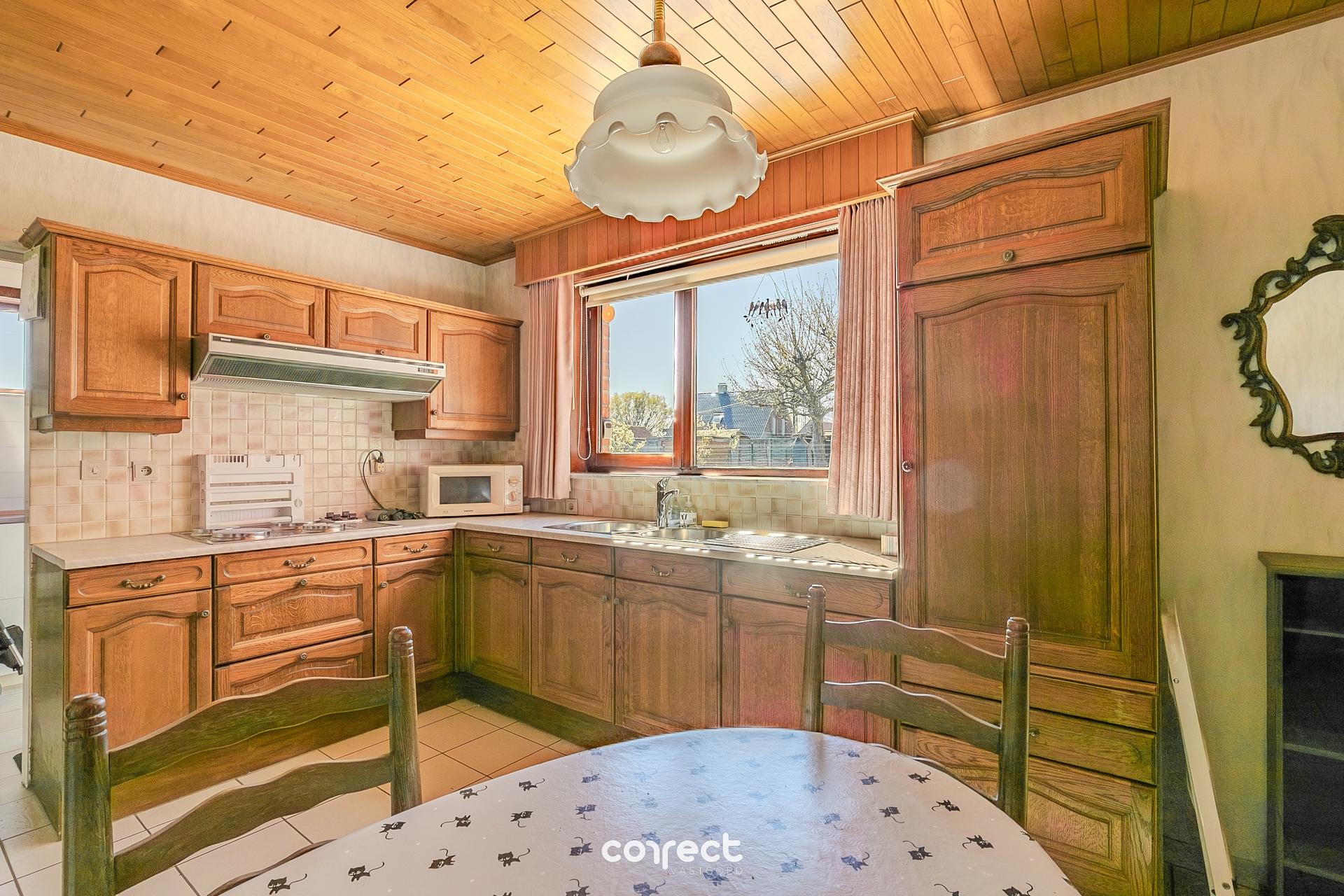 Open bebouwing op een ruim perceel met prachtig weids uitzicht, oprit en ruime losstaande garage (60 m²). - foto 5