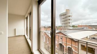 Dit appartement van ca 94 m² bevindt zich op de derde verdieping van de statige en residentie ‘Liberty’. Een knappe recente realisatie die meteen in het oog springt op het trendy Eilandje. Met de Schelde vlakbij en het Red Star Line Museum als overbuur is deze ligging zonder twijfel de ideale uitvalsbasis in de stad.<br />De ruime ‘doorzon’ leefruimte op parkettegel heeft een mooi lichtinval dankzij de grote en kamerhoge raampartijen. Aansluitend bevindt zich de open keuken. Deze is uitgerust met een werkblad in composietsteen en kwalitatieve keukentoestellen van Bosch: oven, kookplaat, vaatwasser en koelkast zijn netjes ingebouwd.<br />Grenzend aan de keuken, is het zuidgericht terras van ca 13 m² de ideale plaats om te genieten in alle rust.<br />De hoofdslaapkamer ligt eveneens aan de rustige achterzijde en is aangenaam ruim. De tweede slaapkamer kan perfect ingericht worden als logeerkamer, dressing of bureau.<br />Beide slaapkamers kunnen gebruikmaken van de stijlvolle badkamer met design lavabomeubel en ruim ligbad met regendouche.<br />Een apart toilet en een berging met aansluitingen voor wasmachine en droogkast vervolledigen het appartement.<br /><br />Een ondergrondse autostaanplaats is reeds begrepen in de huurprijs.<br />Gemeenschappelijke fietsenstalling is voorzien in het gebouw.<br /><br />Gemeenschappelijke lasten: 120 Euro per maand.<br />Alle nutsvoorzieningen (gas, water en elektriciteit) zijn privé op te nemen door de huurder.<br /><br />Beschikbaar vanaf 1 juli 2026.