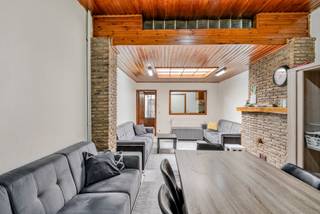 Wie op wandel-/fietsafstand van Gent-centrum, een gezellige rijwoning zoekt, zal hier zijn gading vinden.In een rustige straat vinden we deze...