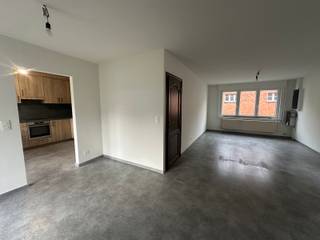 Gerenoveerde woning met grote tuin in centrum Mol.<br /><br />Deze totaal gerenoveerde woning bevindt zich op een toplocatie in centrum Mol.<br /><br />We betreden de woning via de inkomhal die toegang geeft naar de bureauruimte en de woonkamer. De woonkamer is ruim en lichtrijk vanwege de vele raampartijen. Aansluitend vinden we de keuken, voorzien van kookplaat met dampkap, vaatwasser, oven, koelkast en spoelbak. Van hieruit kunnen we ons begeven naar de mooi aangelegde tuin met terras en garage achteraan. <br />Verder vinden we op het gelijkvloers de wasplaats met apart toilet aansluitend. <br />De woning is op het gelijkvloers volledig voorzien van rolluiken en op de eerste verdieping van velux-gordijnen. Er is ook een kelder aanwezig.<br /><br />Op de bovenverdieping vinden we 4 slaapkamers en een ruimte die als dressing kan dienen. De badkamer is voorzien van lavabo en bad.<br /><br />Beschikbaar vanaf 01/06/2026.<br /><br />Heb je interesse? Klik op de gele knop '<strong>IK WENS EEN BEZOEK'</strong>.