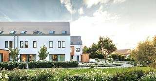 Koop nu aan 6% BTW! Laat u verrassen door deze goedgelegen (rustig en aangenaam doch dichtbij winkels en invalswegen) kwalitatieve BEN-WONINGEN. INDELING: 2 ondergrondse garages met extra berging, lichtrijke leefruimte met open geïnstalleerde keuken, berging/wasplaats, 4 SLK, 2 badkamers en aangename STADSTUIN. Als koper nog inspraak in keuze van materialen. Energiezuinige woning: vloerverwarming op warmtenet, dubbele beglazing PVC, extra geïsoleerd. Meer info? Info@immobeguin.be