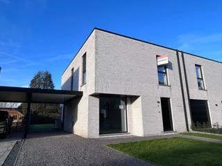 In een rustige doodlopende straat, vlak bij het centrum van Keerbergen en natuurgebied "Broekelei", ligt deze moderne halfopen nieuwbouwwoning.Binnen...