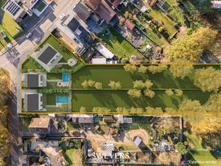 Voor meer info en foto’s, surf naar www.swevers.be –<br />Op een strategische hoeklocatie in Heusden-Zolder bevindt zich een uniek perceel van 51a 19ca, ideaal voor wie grootse bouwplannen koestert. De bestaande oude hoeve met bijgebouwen is volledig te slopen, waardoor de 6% sloop- en heropbouwregeling mogelijk van toepassing is. Met een straatbreedte van 66 meter en ligging in woongebied biedt het terrein flexibiliteit voor uiteenlopende projecten: van een ruime gezinswoning met dierenweide tot een kleinschalige verkaveling of woonontwikkeling, steeds onder voorbehoud van de nodige vergunningen.<br />Een eerder opgemaakt verkavelingsvoorstel voorziet drie kavels voor open bebouwing, wat het terrein bijzonder aantrekkelijk maakt voor investeerders of projectontwikkelaars. Maar laat jouw verbeelding alvast op de vrije loop want er zijn tal van mogelijkheden. De centrale ligging ten opzichte van het openbaar vervoer, scholen, winkels en horeca, garandeert bovendien een uitstekende bereikbaarheid. Ook de oprit naar de E314 bevindt zich op slechts 3,5 km afstand.<br />Heusden-Zolder combineert rust, natuur en een vlotte verbinding met omliggende steden zoals Zonhoven en Houthalen. Een zeldzame opportuniteit voor wie op zoek is naar een unieke projectgrond.<br />Voor meer informatie, bel 011 255 155. Bron bewoonbare oppervlakte: EPC – verslag.