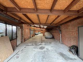 - Ruimte voor 14 autostaanplaatsen + 2 bergingen / ruimtes- Interessante investering met gegarandeerd rendement- Maandelijkse huurinkomst van €600...